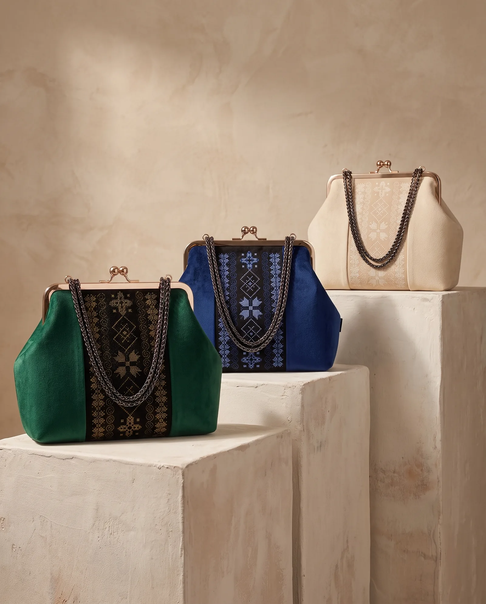 Три саквояжі на світлому камені